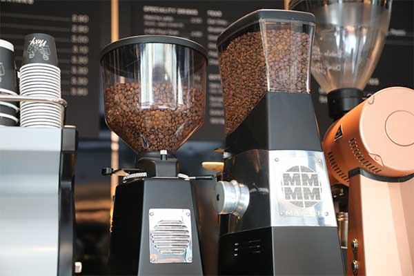 طاحونات القهوة المميزة والمعروفة وكيف تختار افضل مطحنة قهوة منزلية منها
